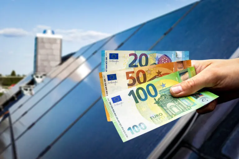 peniaze, eurá, na pozadí fotovoltika na streche